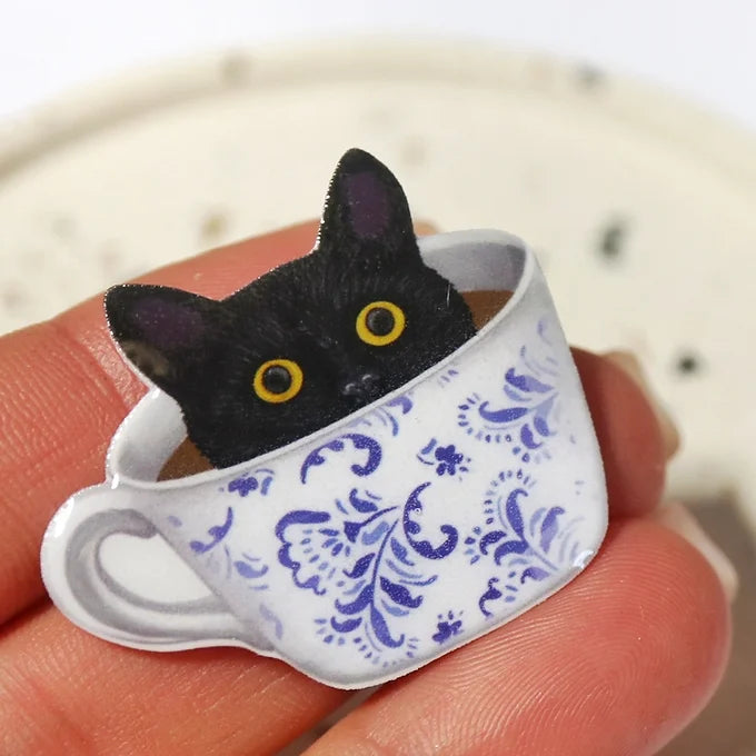 KOČKA V PORCELÁNU - Brož
